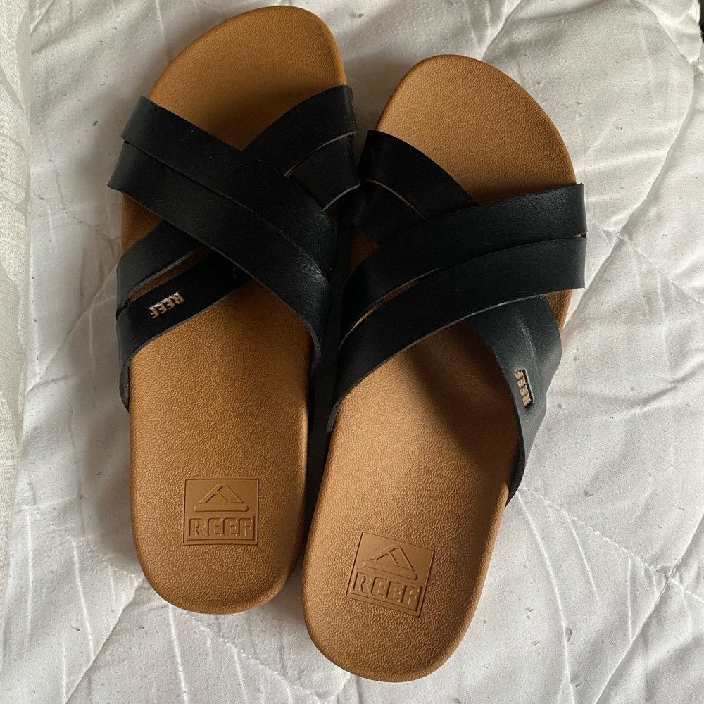 Brand NWOT reef flip flops with cushion